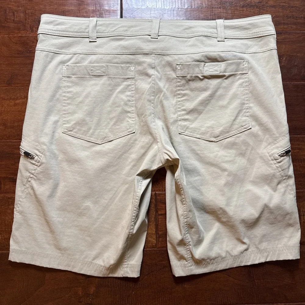 Eddie Bauer Short Mens 42 First Ascent Guide Pro Hiking Stretch Zip Cargo Beige
